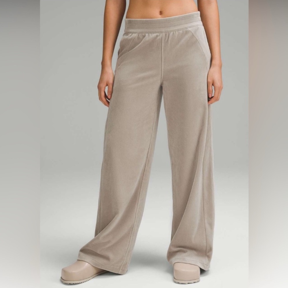 Lululemon Scuba Mid-Rise Wide-Leg
Pant Velvet Cord
